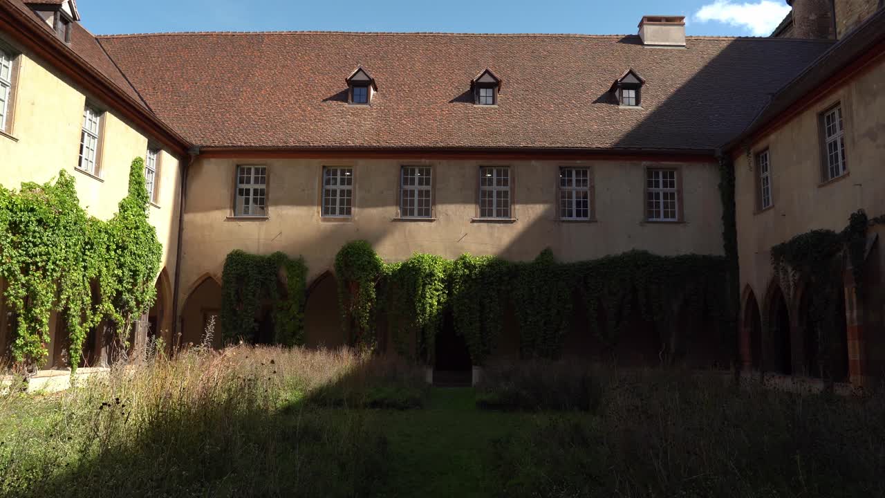 도미니카 수도원의 도미니칸 도서관 안의 마당