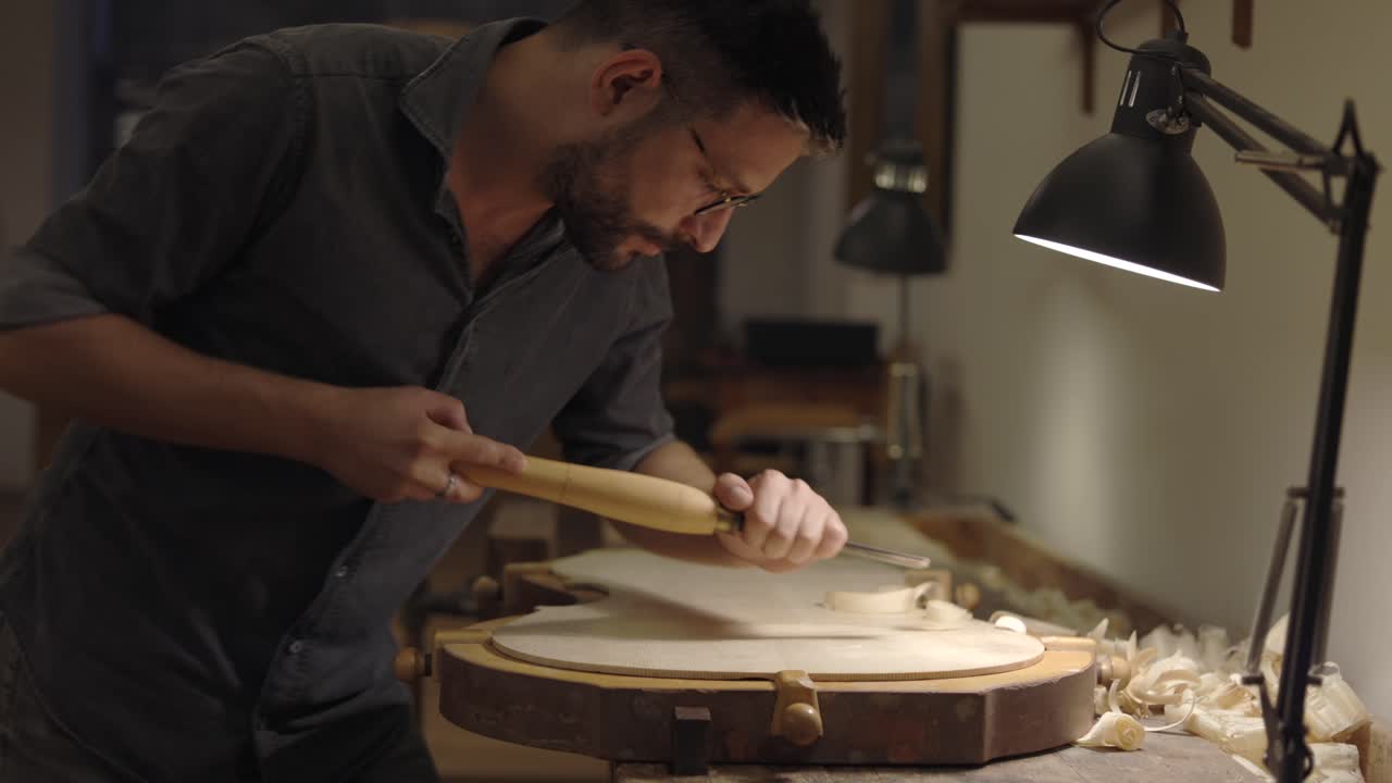 luthier creando violín en el taller