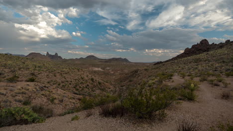 Timelapse-De-Nubes-Moviéndose-Sobre-El-Paisaje-Desértico-De-Utah-Usa