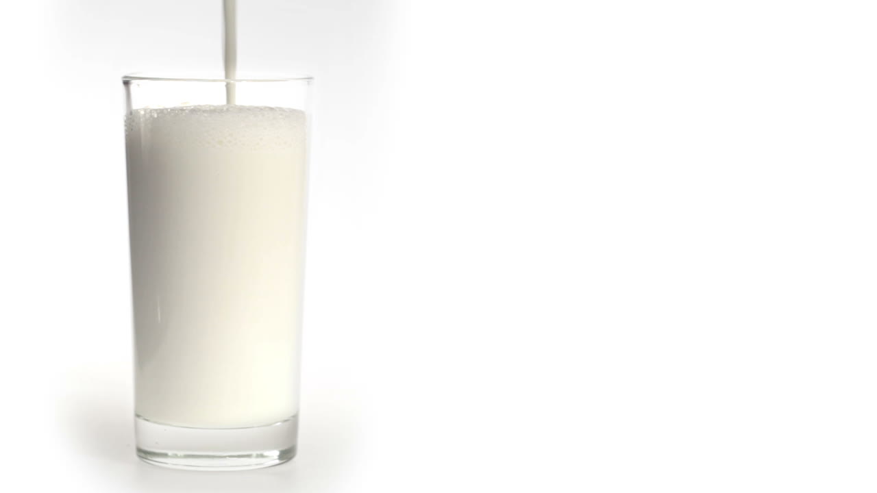 un vaso de leche en blanco