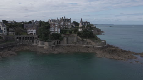 Pedestrian-promenade-along-ancient-walls-on-rock-cliffs,-Dinard-in-Brittany