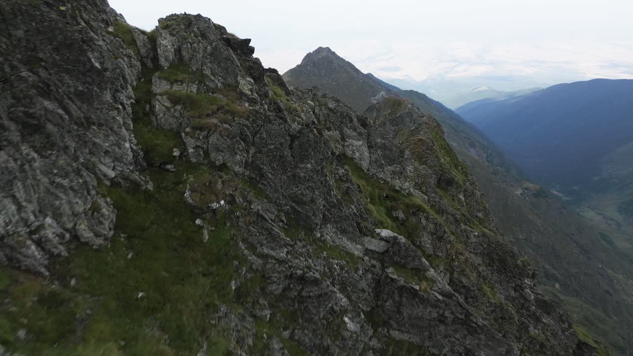 drone vuela sobre una cresta montañosa y revela una gran montaña y un hermoso paisaje en el fondo, cárpatos, rumania, europa, drone, verano