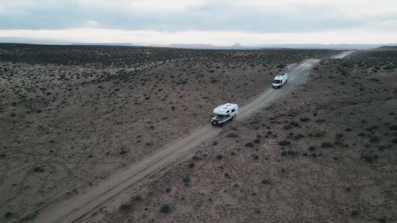 en medio del terreno desolado cerca de salt lake city, utah, estados unidos, las camionetas de campamento vagan libremente, encarnando la esencia de la vida de la furgoneta: una búsqueda ilimitada de libertad, exploración y aventura.