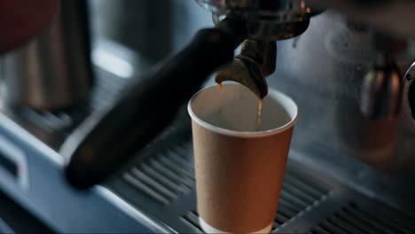 el espresso se vierte en una taza de papel