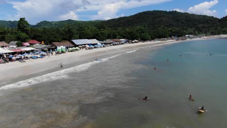 Luftorbitaldrohnenaufnahme-Eines-Surferparadieses,-Menschen-Am-Strand,-Im-Ozean,-Die-Das-Gute-Wetter-Genießen,-Sommerferien