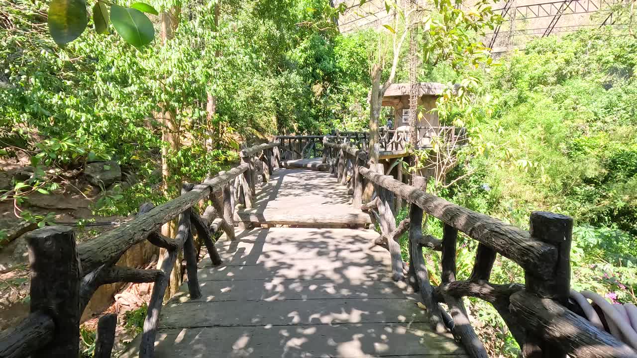 khao kheow 개방 동물원의 경치 좋은 길