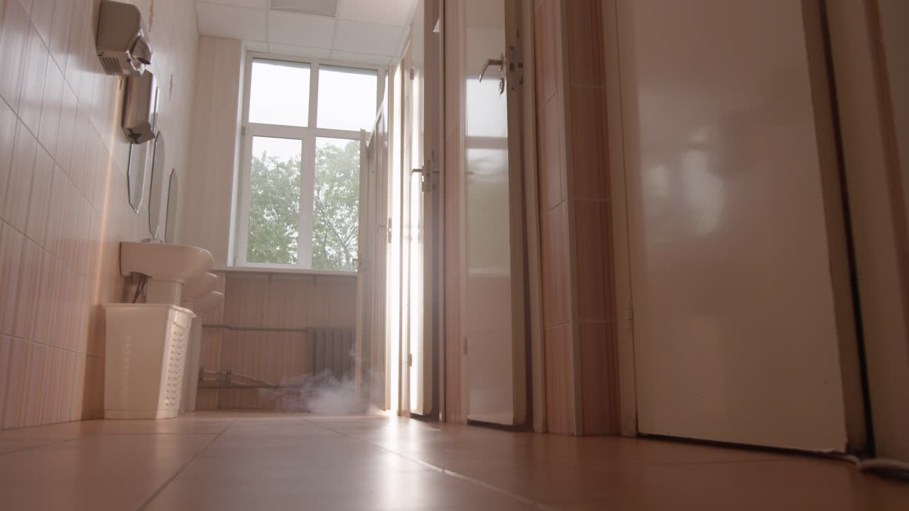 증기가 있는 빈 공중 화장실 복도
