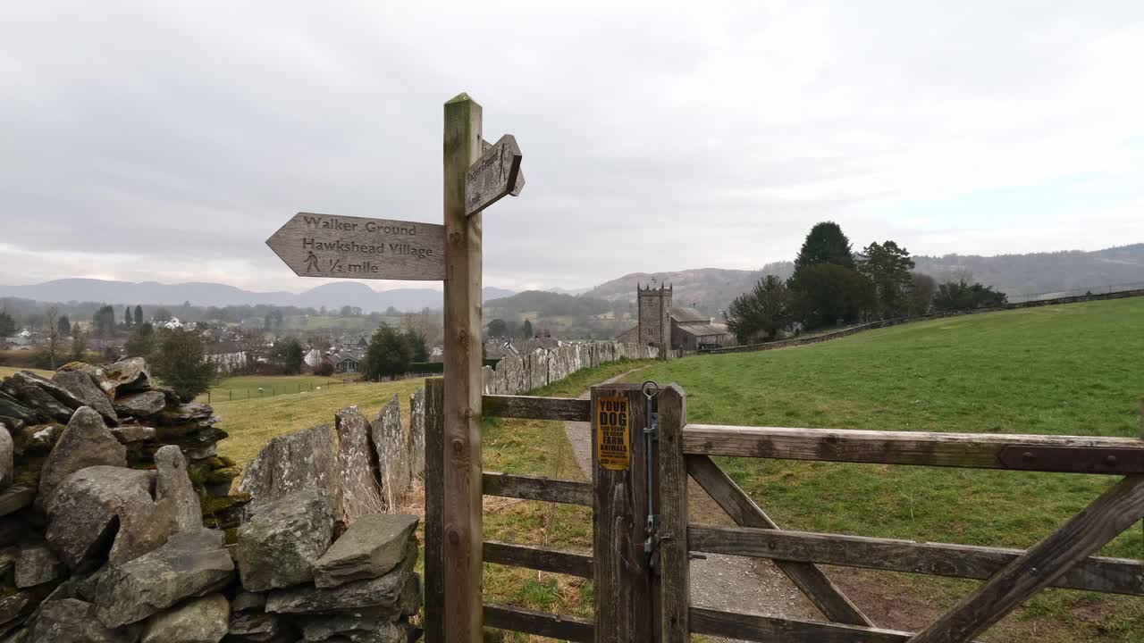 señal de sendero de madera donde el sendero natural se divide en dos