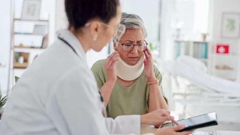 el médico consulta a un paciente anciano con un soporte para el cuello