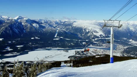 Seilbahnen-über-Dem-Schneebedeckten-Berg