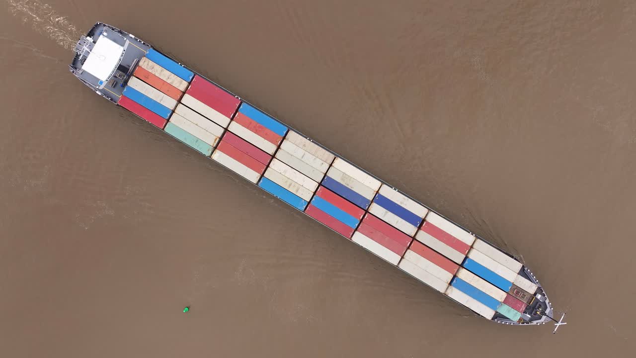 colorido buque de contenedores, avión no tripulado aéreo arriba abajo buque de carga de vela en aguas de color oscuro