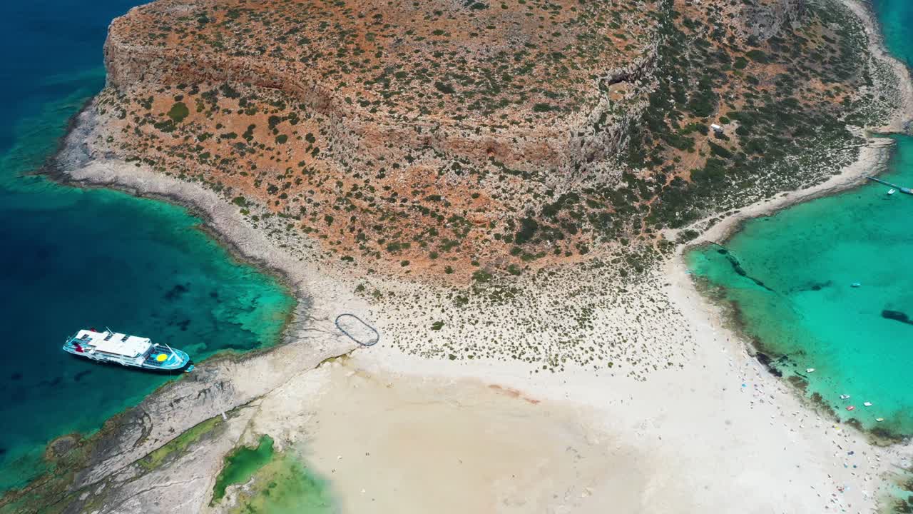 antena balos playa gemela y laguna con agua turquesa, montañas y acantilados en creta, grecia