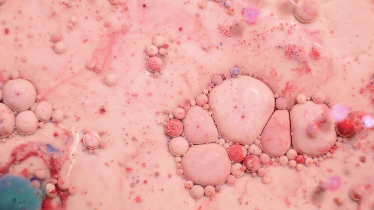 거품이 있는 추상적인 분홍색과 빨간색 액체 예술