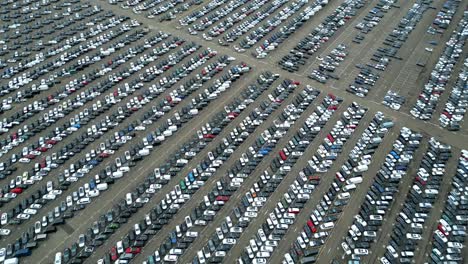 muchos autos en un estacionamiento desde arriba, filmados con un dron