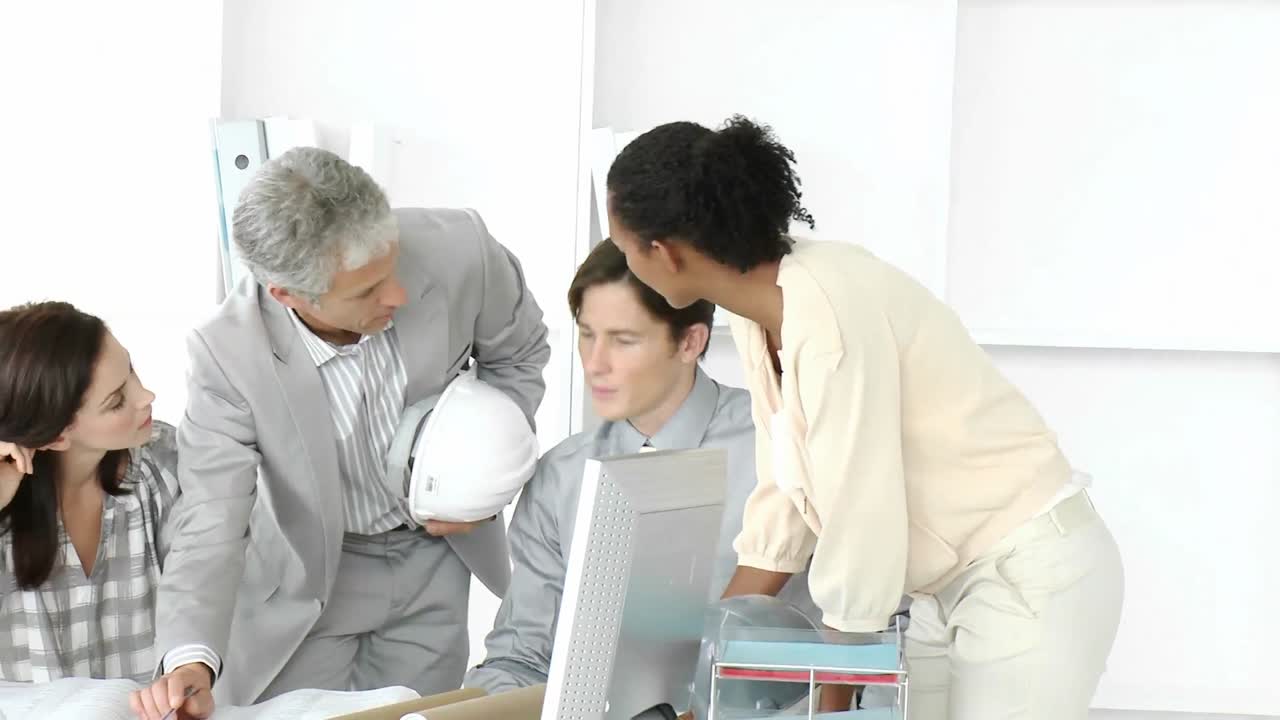 긍정적 인 건축가 들 이 회의 를 하고 있다