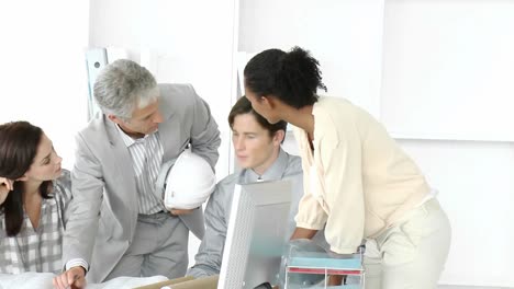 arquitectos positivos que tienen una reunión