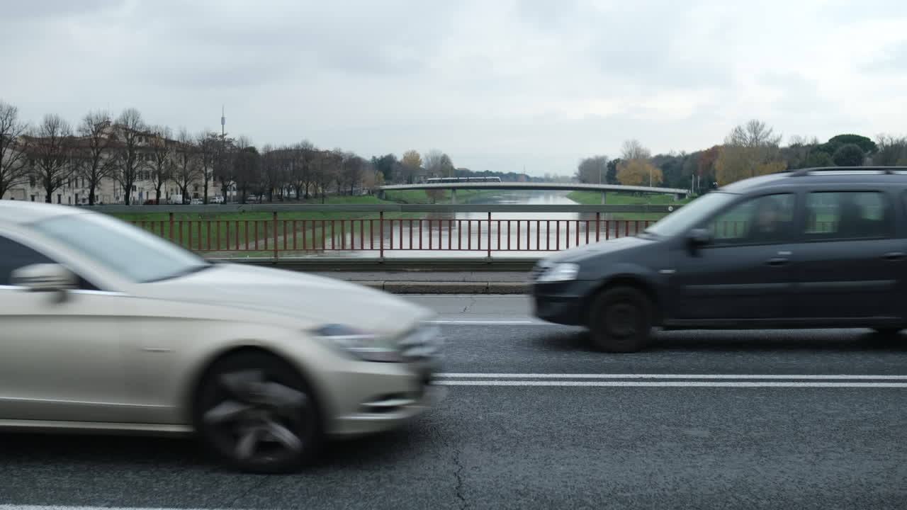 백그라운드에서 교통 및 트램웨이가 있는 다리의 중간 샷