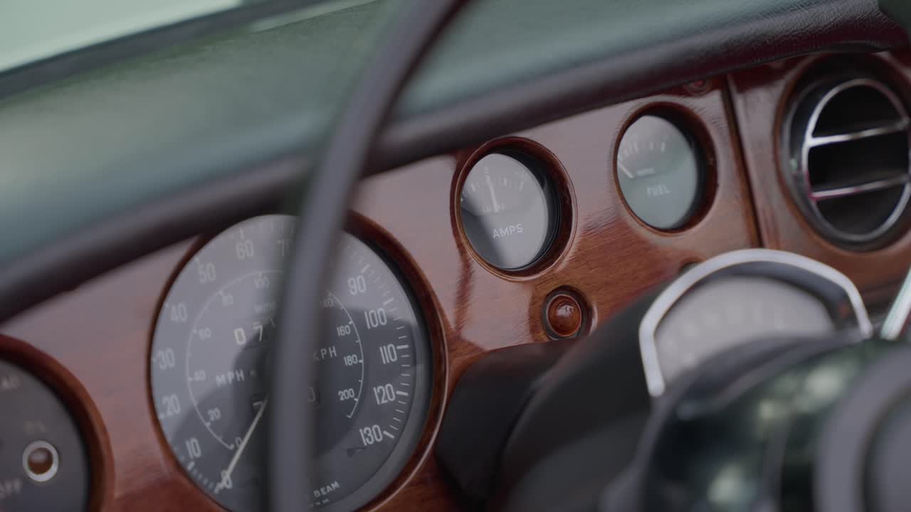 빈티지 자동차 계기판과 나무 대시보드의 정교한 솜씨를 가까이에서 본 모습