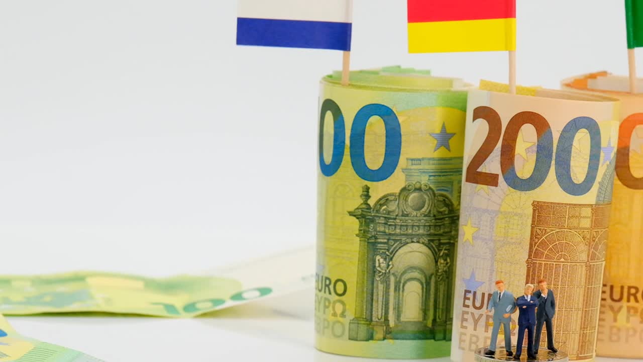 유럽 국가의 정치인과 사업가들의 그림이 유로 동전에 새겨져 있습니다.