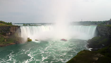 Cataratas-Herradura-Y-Paseo-En-Barco-Por-Las-Cataratas-Del-Niágara,-Ontario,-Canadá---Amplio