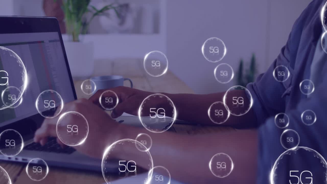 노트북을 사용하는 2 인종 남성에 대한 5g 텍스트의 애니메이션