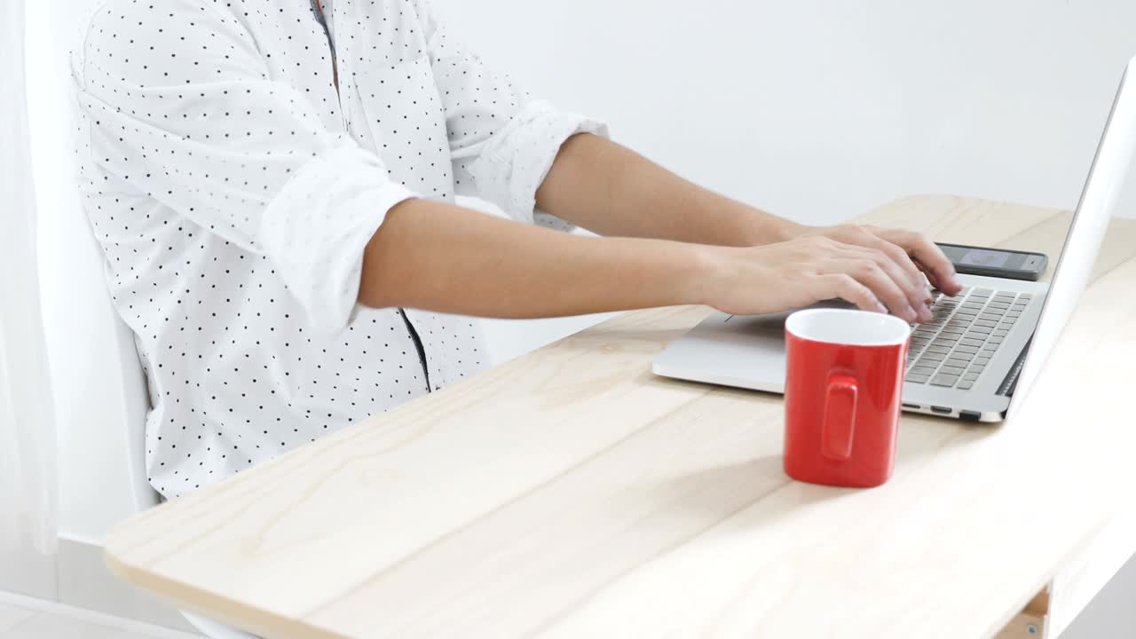 4k 젊은 사업가 사무실에서 노트북에서 일하고, 불편함과 허리 통증을 느다.