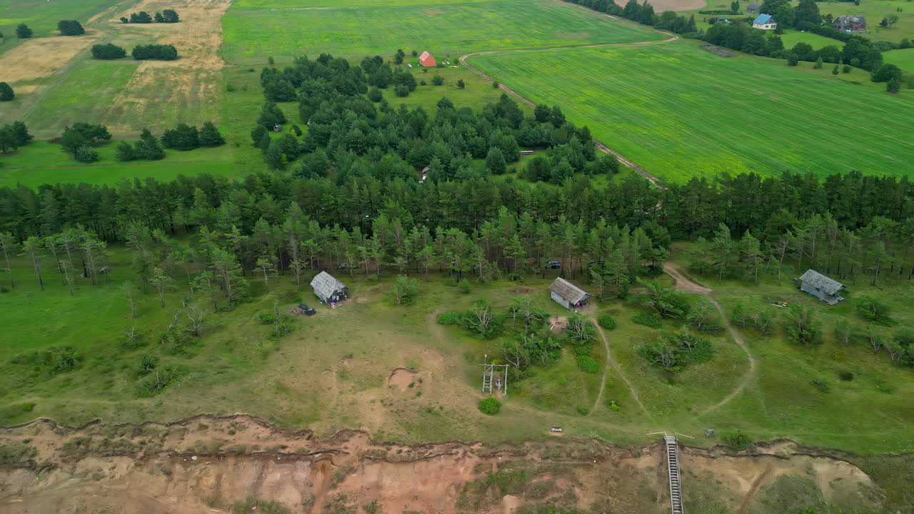 vista aérea de las casas de vacaciones en las orillas del mar báltico en letonia