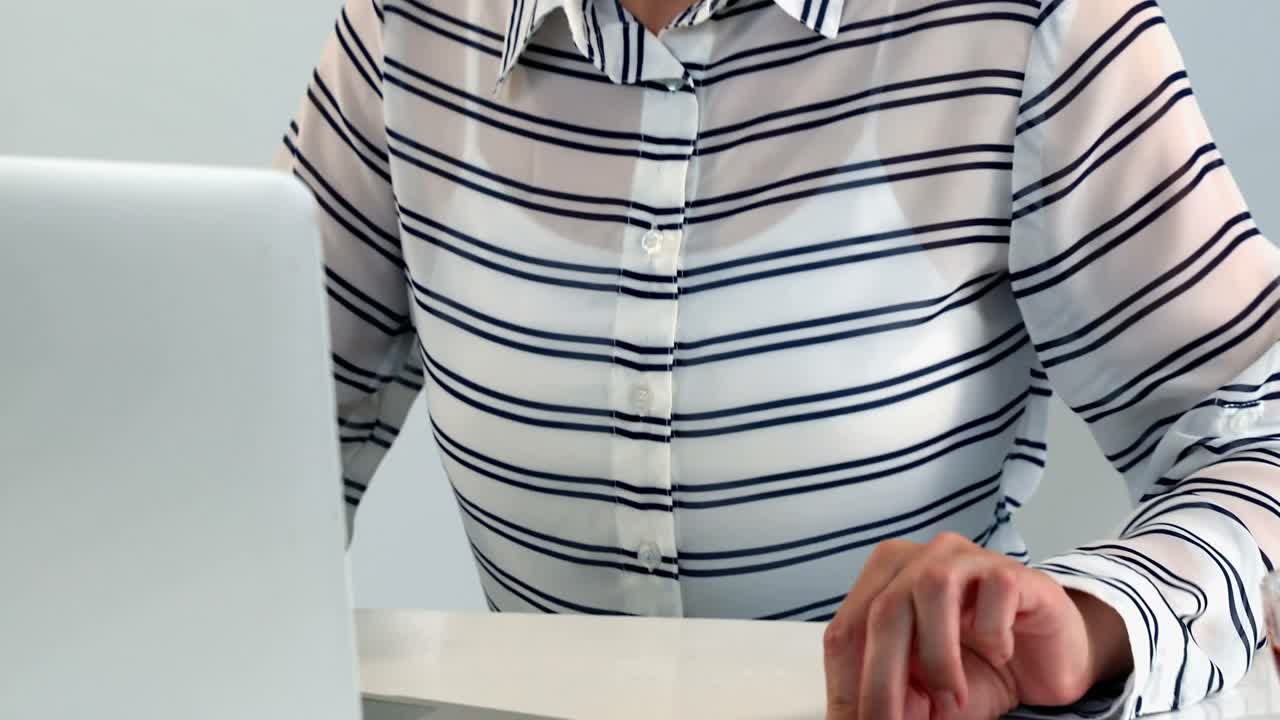 Kvinde bruger bærbar computer og mobiltelefon mod hvid baggrund 4K