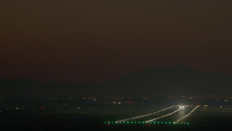 despegue nocturno en el aeropuerto