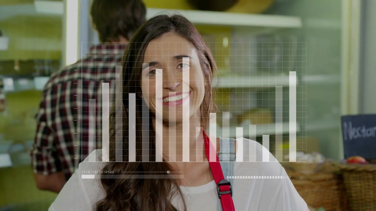 La cámara se acerca, mujer enderezándose y sonriendo mientras un gráfico HUD se superpone en el pecho mostrando ventas minoristas.