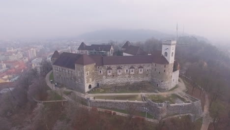 Vista-Aérea-Desde-Arriba-De-La-Hermosa-Fortaleza-Del-Castillo-De-Ljubljana-En-La-Colina-En-Eslovenia