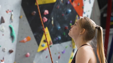 instructor en un centro de escalada en la pared