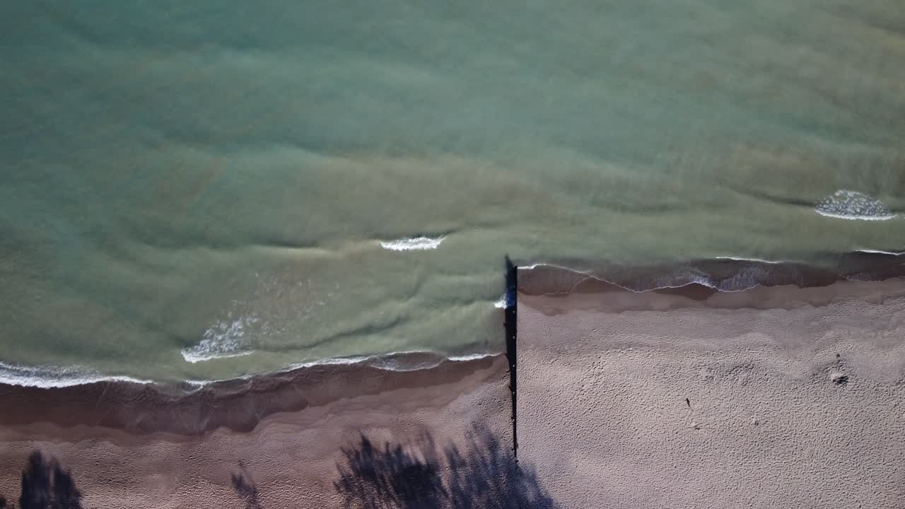 캐나다 온타리오 남부 해변에 부딪히는 파도