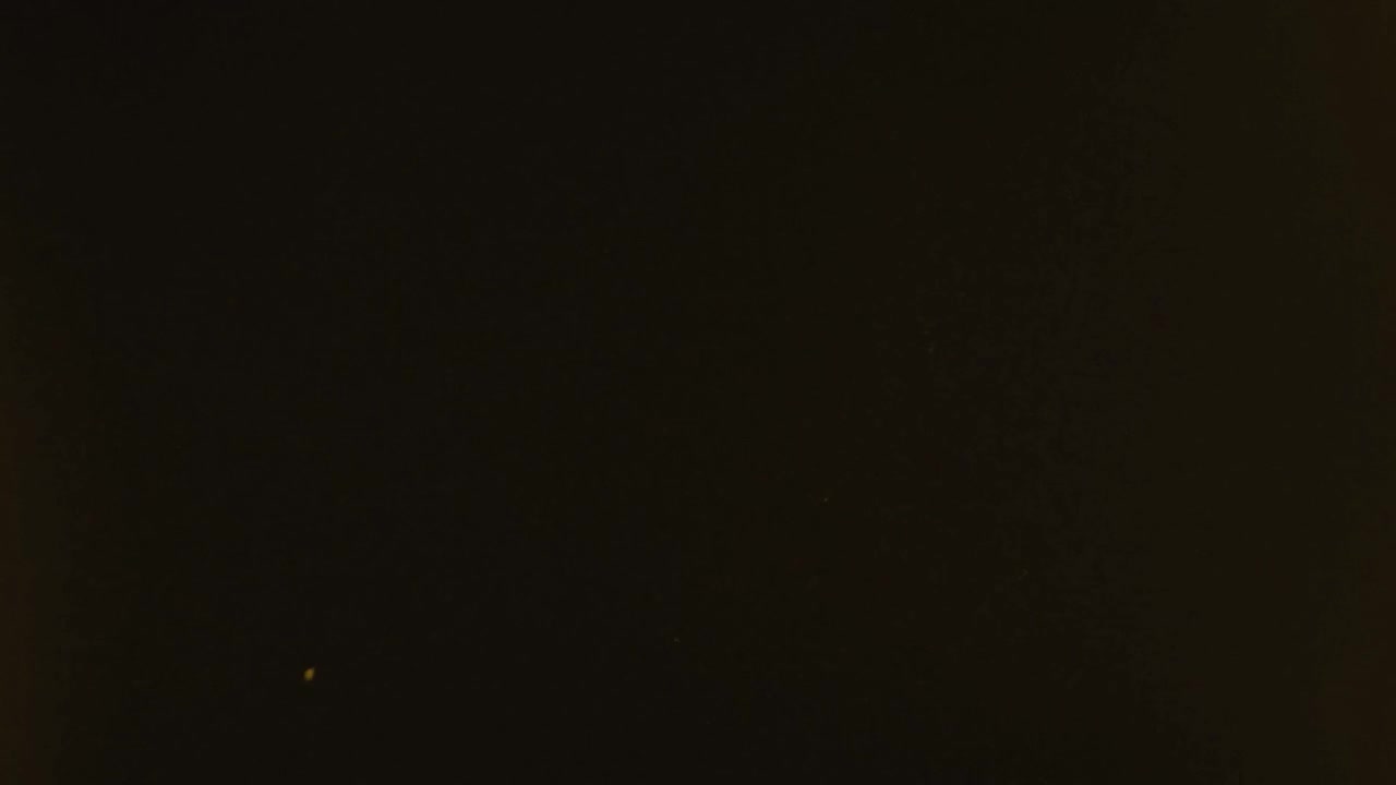 Partículas de polvo flotando en una habitación oscura