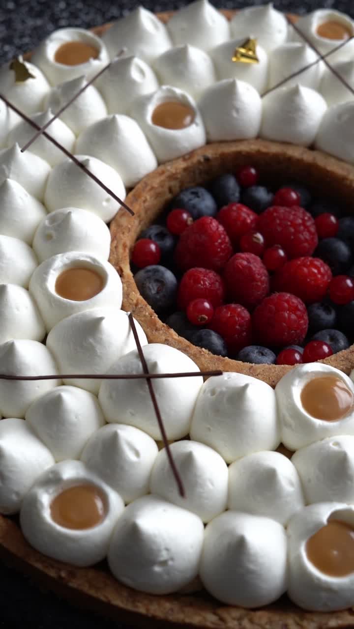 초콜릿과 크림이 있는 캐러멜 케이크의 모습, 하이 앵글 샷