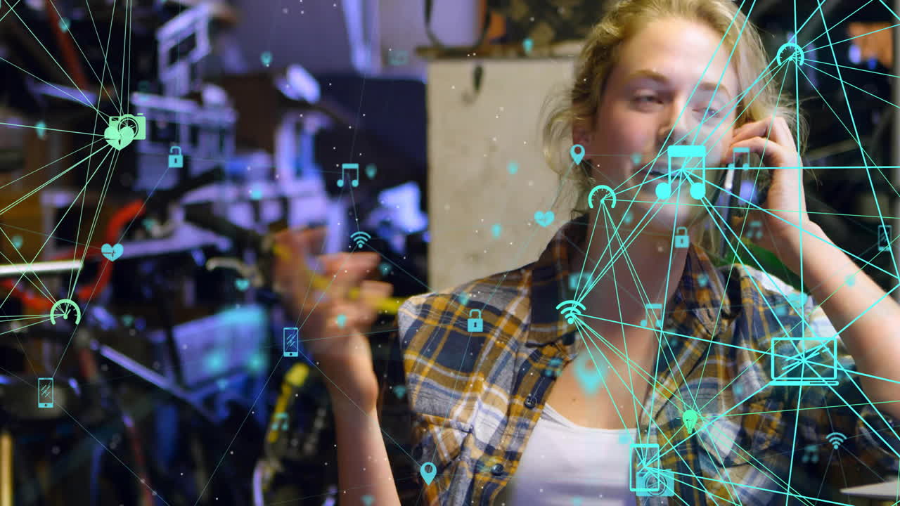 animación de iconos conectados globos sobre hermosa mujer caucásica hablando por teléfono celular