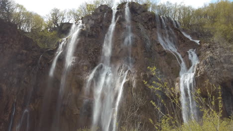 la cámara se inclina hacia abajo la cascada veliki slap en plitvice, croacia
