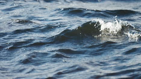 Eine-Nahaufnahme-Der-Wellen-Auf-Der-Wasseroberfläche