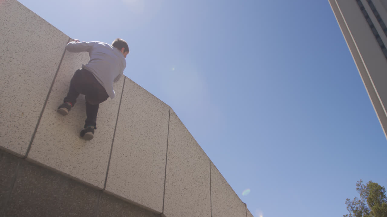 파르쿠르 를 연습 하는 백인 남자