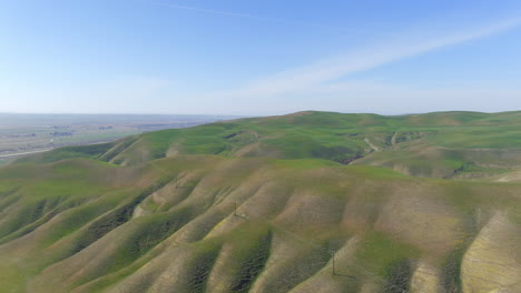 vista panorámica de las líneas de transmisión de energía en el valle central de california