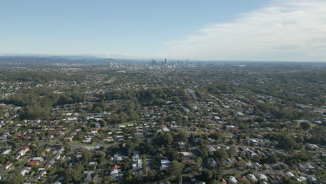 Pistas-De-Drones-Sobre-Casas-Suburbanas-De-Queensland-Hacia-El-Centro-De-La-Ciudad-De-Brisbane-En-Australia