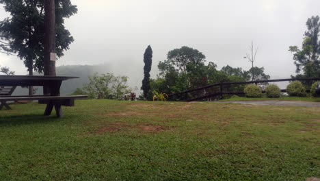 Banco-De-Picnic-En-La-Cima-De-La-Montaña-Brumosa