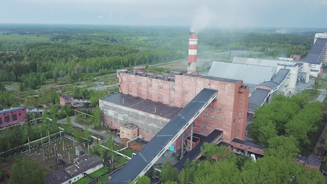 vista aérea de una antigua central eléctrica industrial