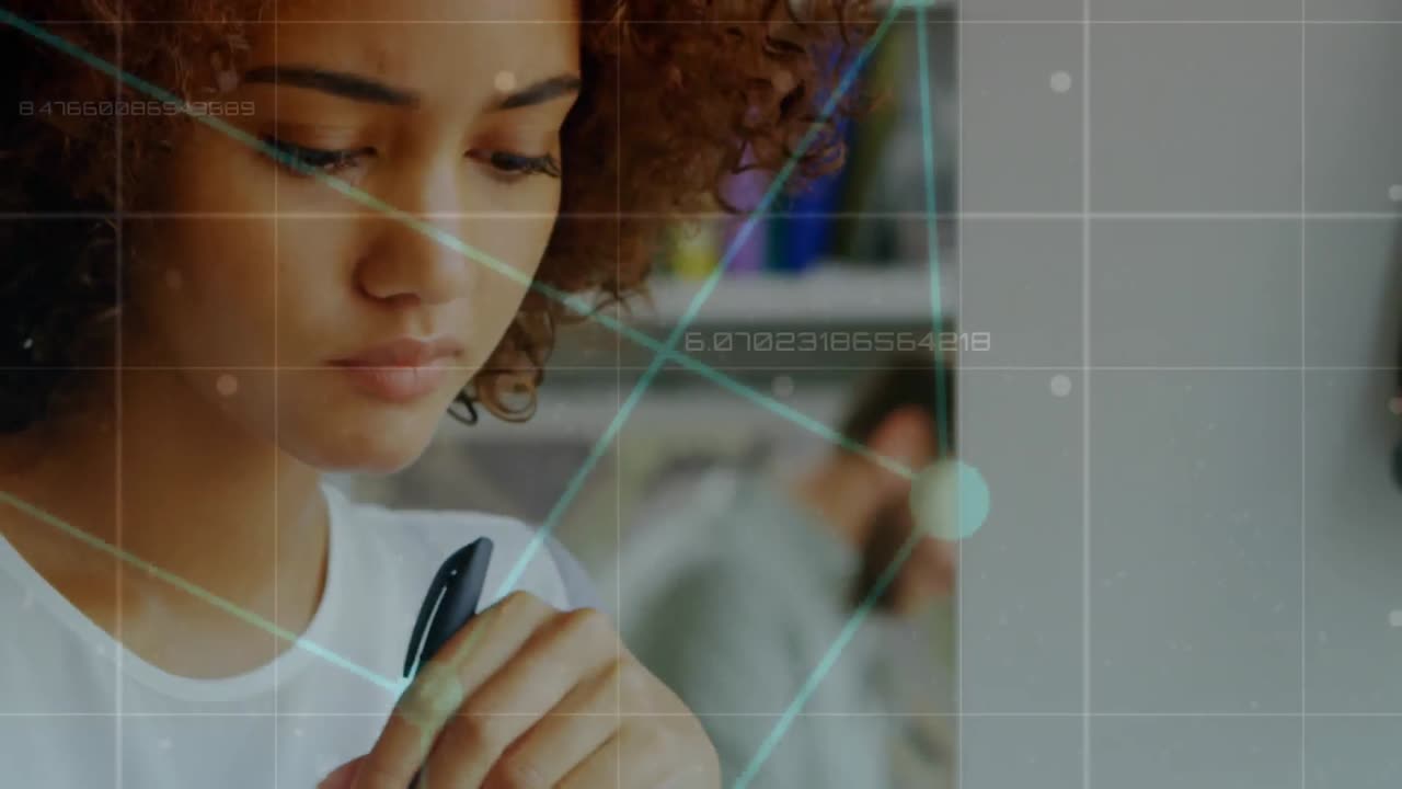 mujer pensando mientras sostiene la pluma