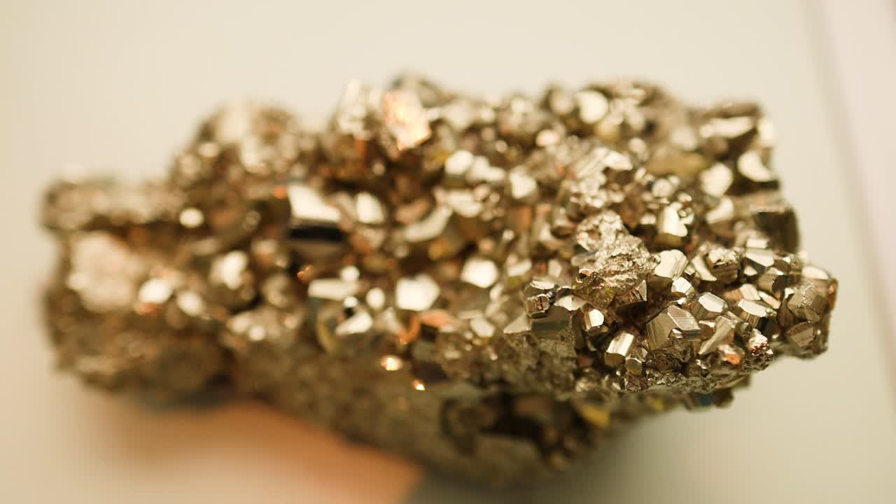 крупный план золотого самородка на музейной выставке