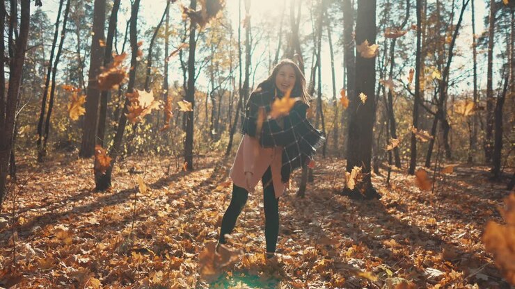 Vrouw genietend van de herfst in een park