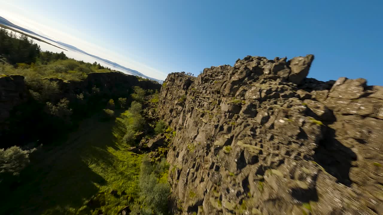fpv aéreo filmado a través del cañón de thingvellir en el campo de islandia