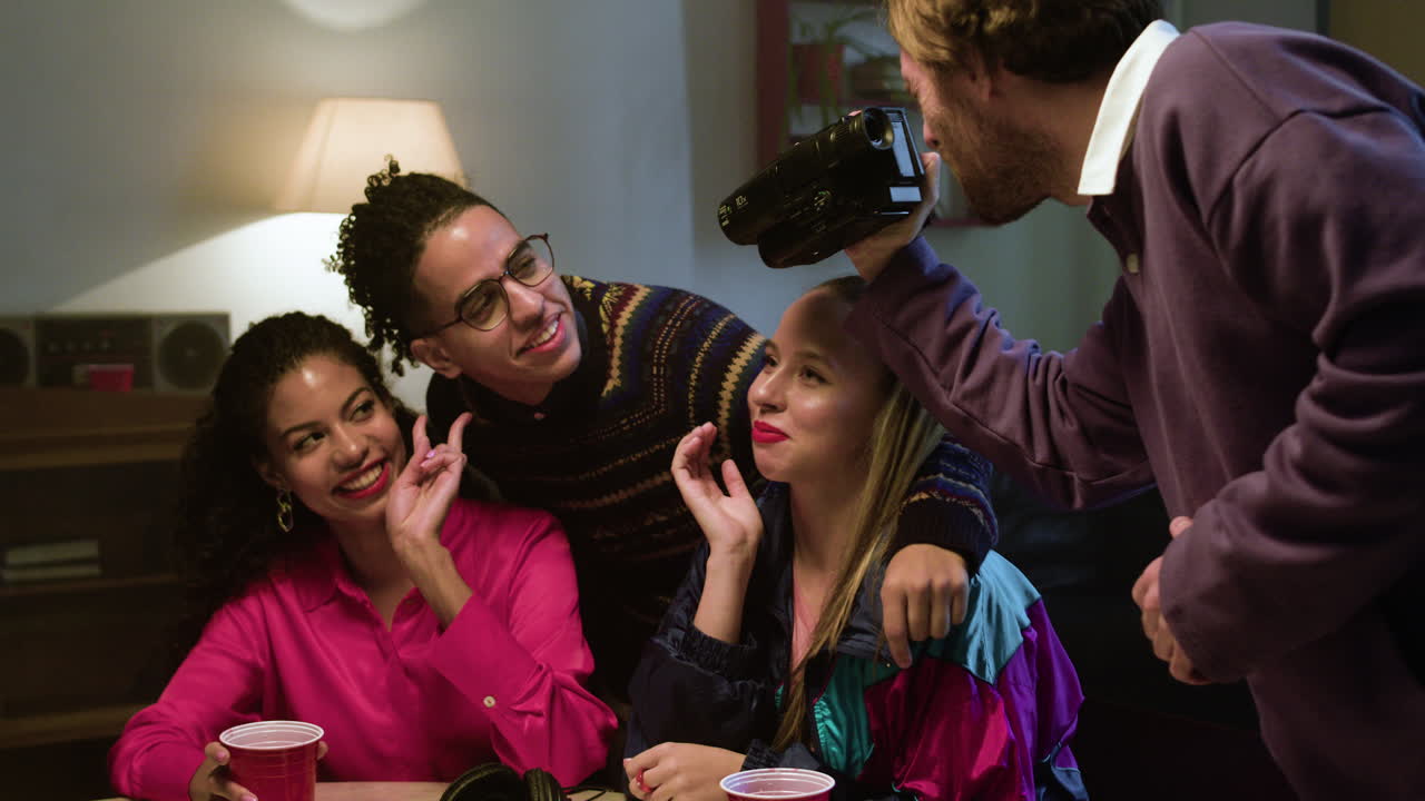 친구들을 녹화하는 사람