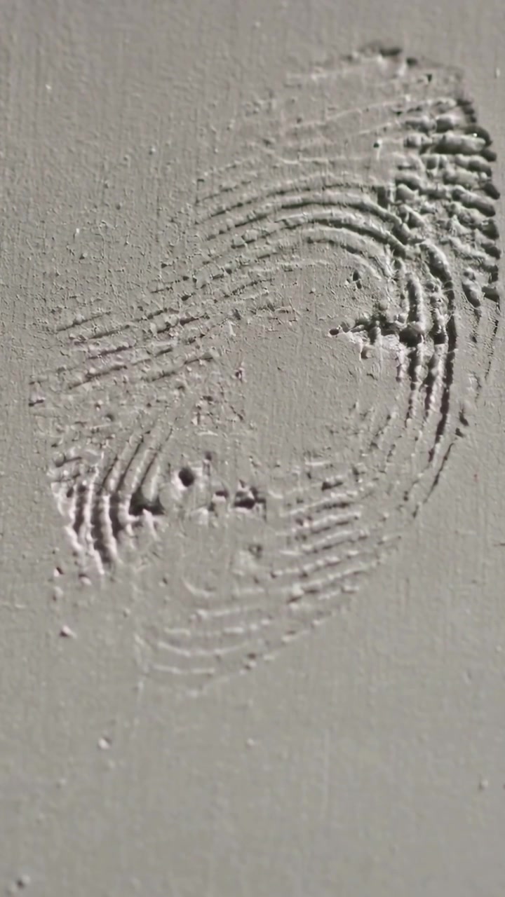 Vidéo verticale : Caméra et lumière changeantes révélant une impression sur le mur de la pièce, montrant des crêtes et des éclats