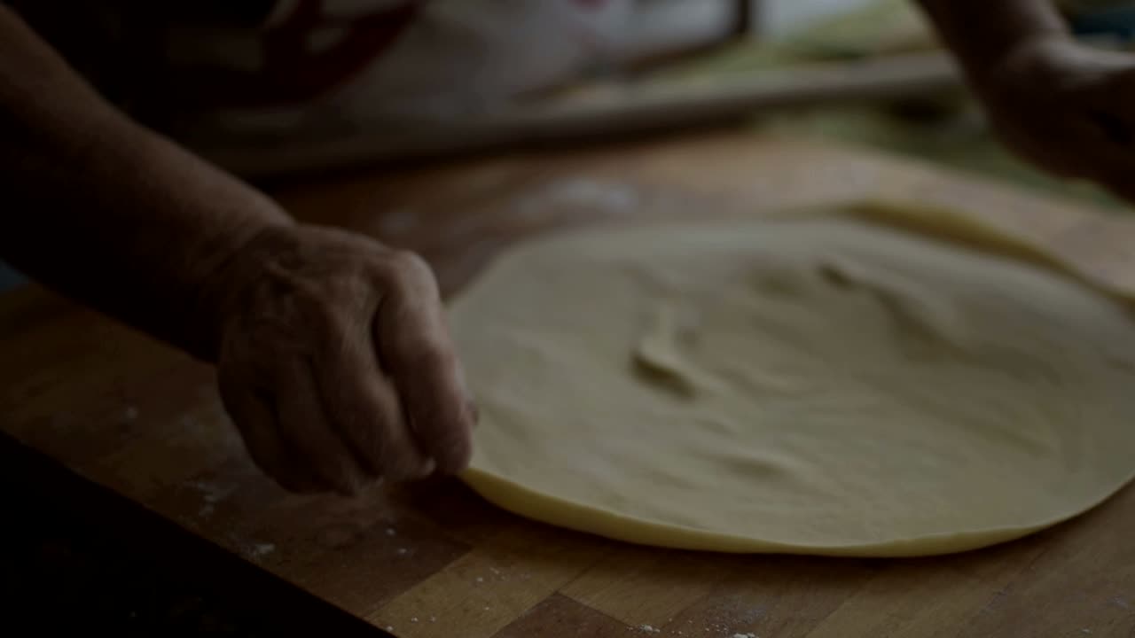 mujer italiana haciendo pasta